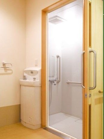 シャワールームは引き戸になっている。壁には手すりも付いており、シャワールームを出たところに手を洗うスペースが設けられている。