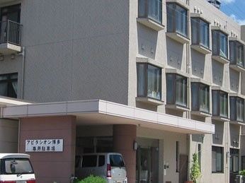 雨の日にも乗り降りしやすいよう、ドアの前に車を付ける事の出来る建物の玄関口