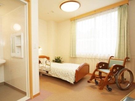 居室はバリアフリーなので、安全にお過ごしいただける。広い室内で、プライベートの時間をゆったりとお過ごしいただける。