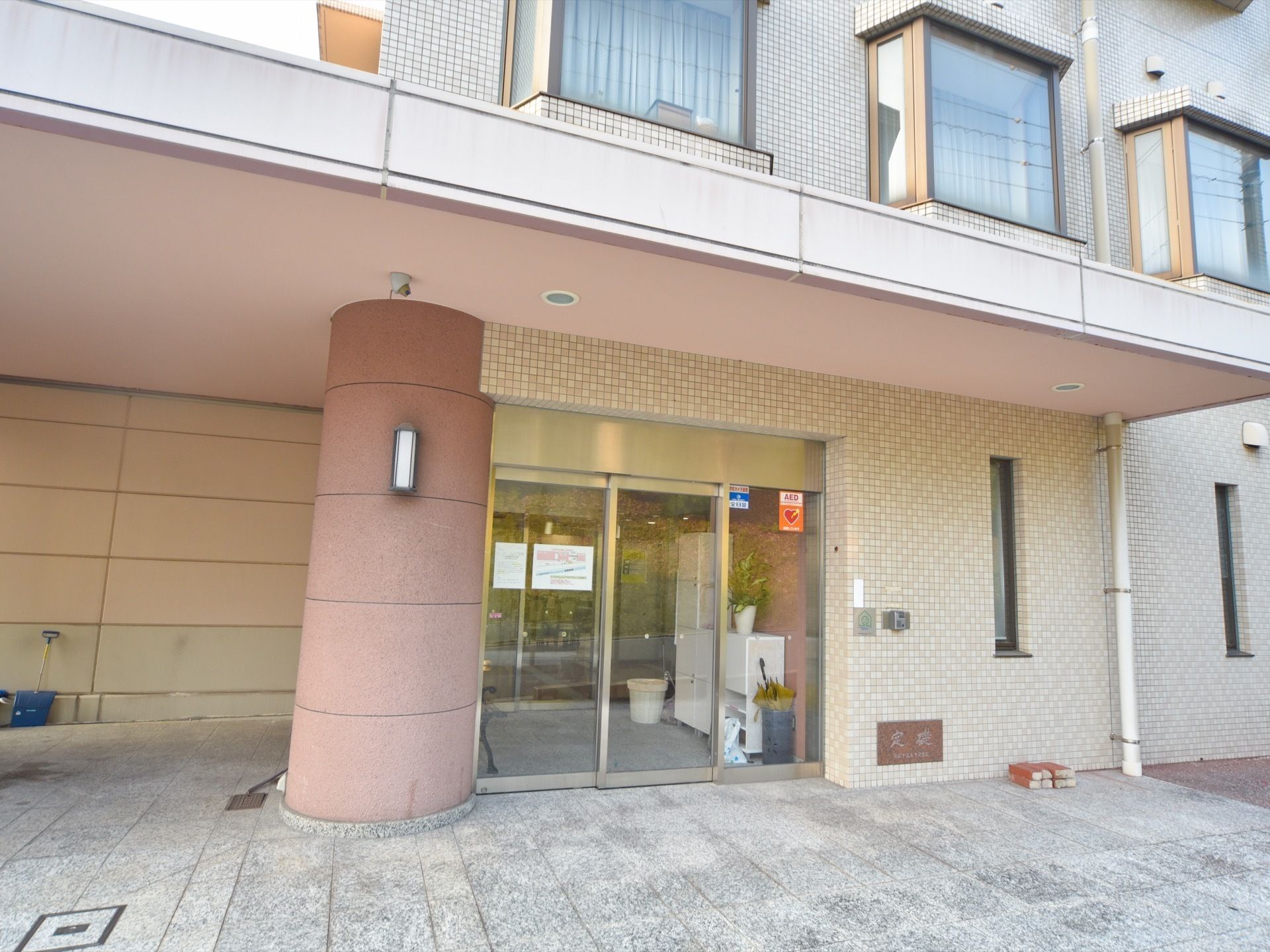 扉が2枚の直接外からの風が吹き込まない構造をした玄関。どちらの扉もガラス製の自動扉であり、両開きになっている。