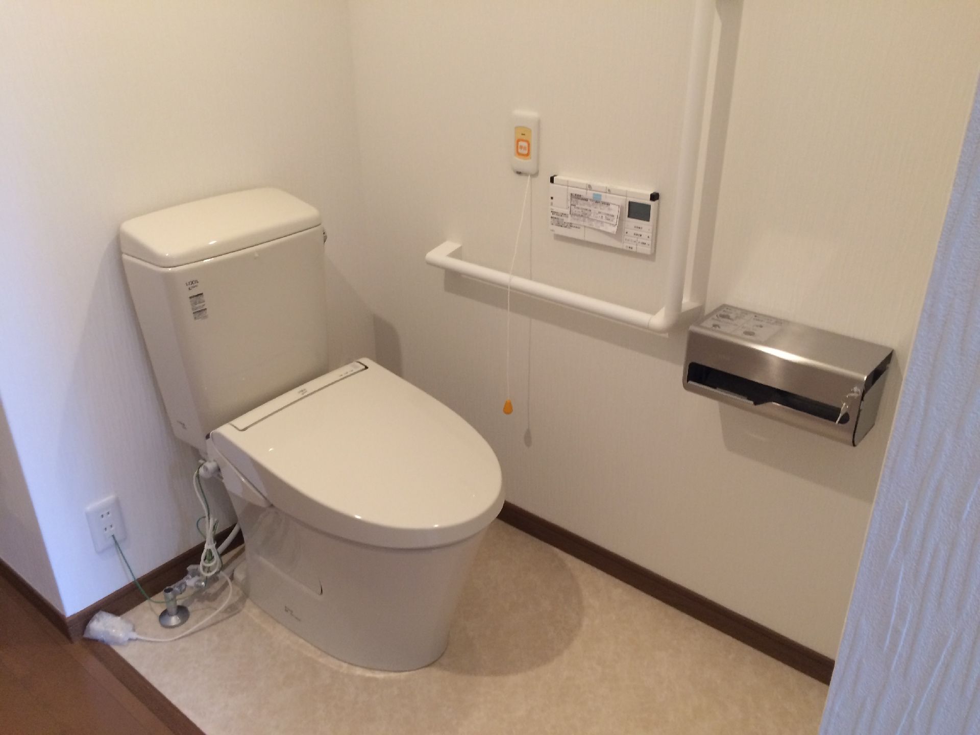 トイレには出入口がなくオープンの状態になっているため、入居者様がスムーズにトイレに入ることが可能である。
