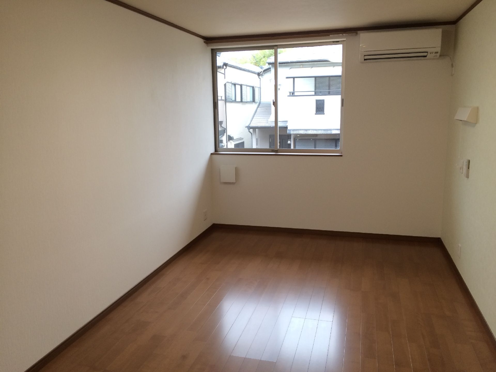 明るい居室には引違いの腰窓が設置されており、透明の単板ガラスになっているため十分な採光を確保することができる。