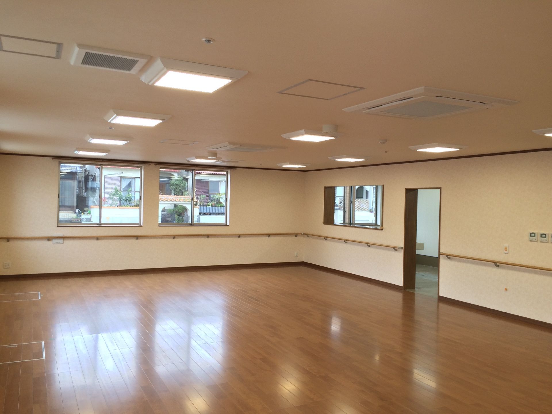 広い空間のホールである。施設内の行事などで使用することができ、用途の変更によりテーブルや椅子などが使用できる。