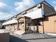 屋根と外壁ともに落ち着いた色合いで、住宅のような雰囲気がある外観