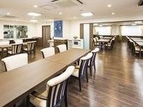 食堂と隣り合わせでリビングがある。壁には手作りのタペストリーが飾られている。多くの人が談話できるスペースがある。