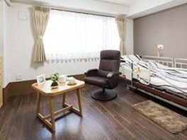 手作り風のテーブル、リクライニングチェアーなど入居者様の感覚で家具を設置することが可能である。居心地のよい空間を作り、楽しむことができる。