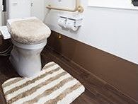 個々のお部屋にはトイレが付いている。便座カバー、マットも用意されリラックスできる。トイレットペーパーが2個セットできる。