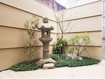 中庭には小さな灯篭が置かれ、限られたスペースではあるものの、和風の庭園を感じさせるような空間が作られている。