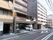 マンションが立ち並ぶ街並みの道路沿いに面した５階建ての施設である。中央には六角形をかたちどり、前方に格子を施している。