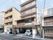 和をモチーフとした外観の５階建て建物である。１階スペースには１台の車を止めている。玄関前は、点字ブロックを施し、横側に手すりを設置している。