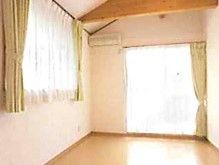 居室には腰高窓と掃出し窓の２種類設けられている。それぞれにカーテンが掛けられている。床はフローリングになっている。