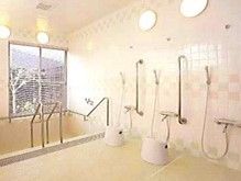 入居者様が共用で利用する大浴場には大きな浴槽が設けられている。浴槽に入る際、掴まることができる手すりが取り付けられている。