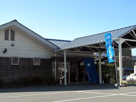 施設は黒と白を基調とした、平屋建ての建物である。玄関の前には屋根が設けられている。玄関は自動ドアを採用している。