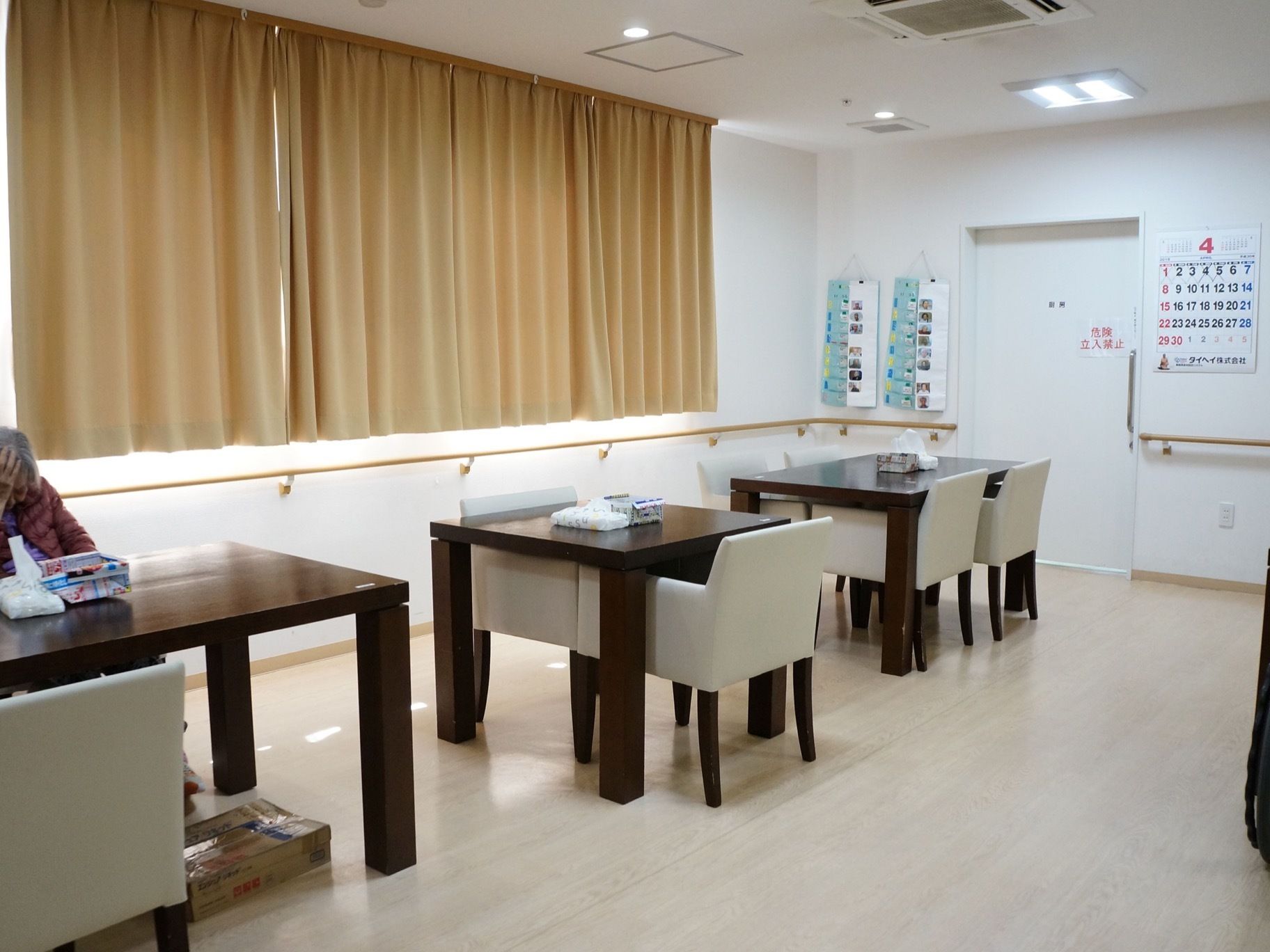 多目的室の右側の壁には数字の大きなカレンダーか設置されており、入居者様はいつでも確認することができる。