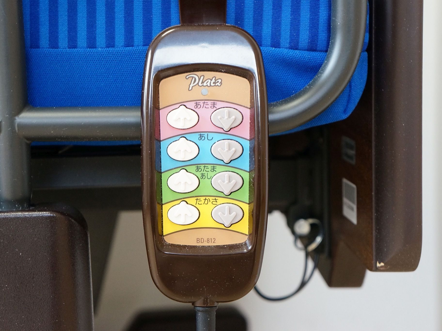 介護ベッドのリモコンである。あたま、あし、たかさなどと書かれ、それぞれに上下の矢印ボタンが付いている。色分けもしてあり、見やすい。