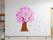 正面の壁に桜の木を模した切り絵が飾られている。切り絵の下には手すりが取り付けられている。壁の左側に洗面台が設置されている。