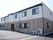 施設は2階建てになっている。大きめの窓が上下階にそれぞれ設置されている。1階と2階の外壁の色は統一されていない。