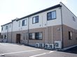 施設は2階建てになっている。大きめの窓が上下階にそれぞれ設置されている。1階と2階の外壁の色は統一されていない。