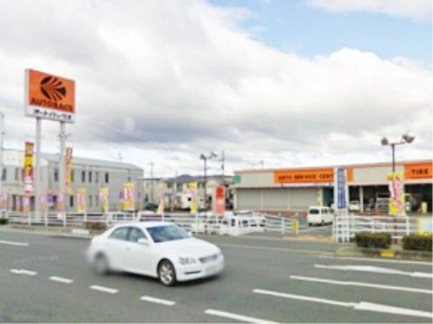 「ひなたの家倉敷」の周辺環境。カー用品店も立ち並ぶ、お店が多く建っている。