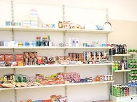 商品が並ぶ棚