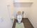 立ち座りが必要なトイレには上げ下げできる手すりや背もたれもついており、必要に応じて動かして使えるので便利である。