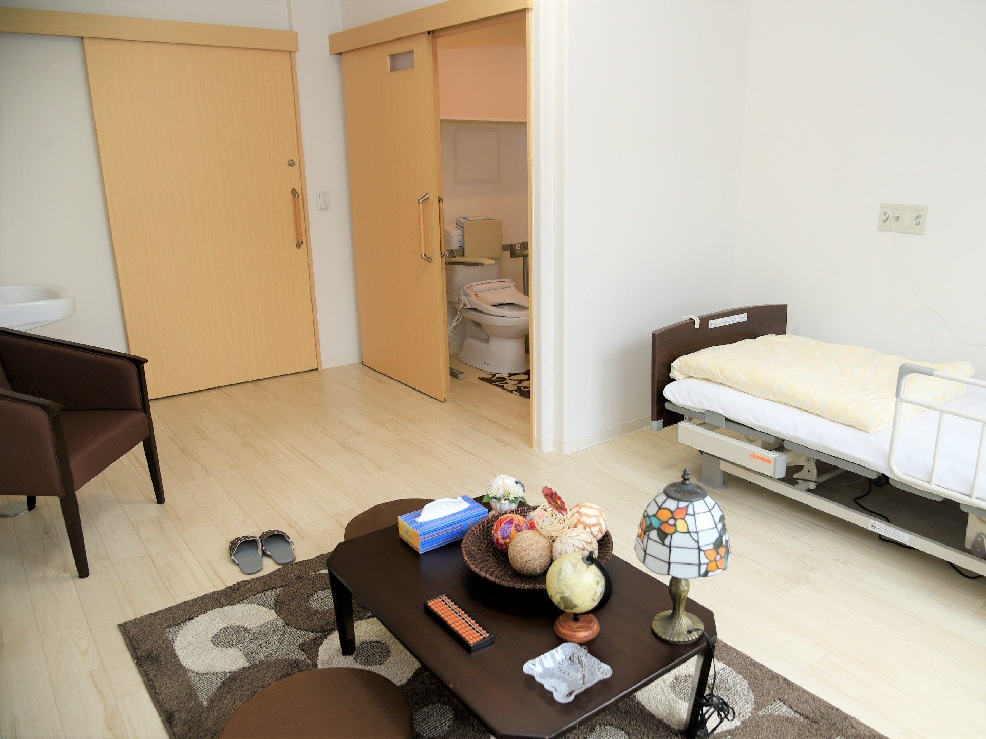 バリアフリーでトイレもついた、テーブルの上に様々なものが置かれたお部屋