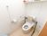 洋式トイレは高齢者の方でも安心して使えるように手すりが設けられている。併設された呼出しボタンで有事の際もすぐに対応ができる。