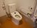 トイレは温水洗浄便座が採用されている。壁には手すりがあり、呼び出しボタンがつけられている。手洗い場には消毒用のアルコールがある。