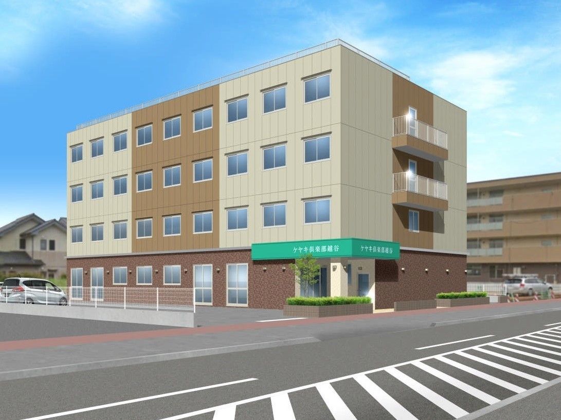 施設の周りは静かな住宅街でのんびりと暮らせる環境である。敷地の境界に白い格子のフェンスを設置し、道路際に緑豊かな花壇を設けている。