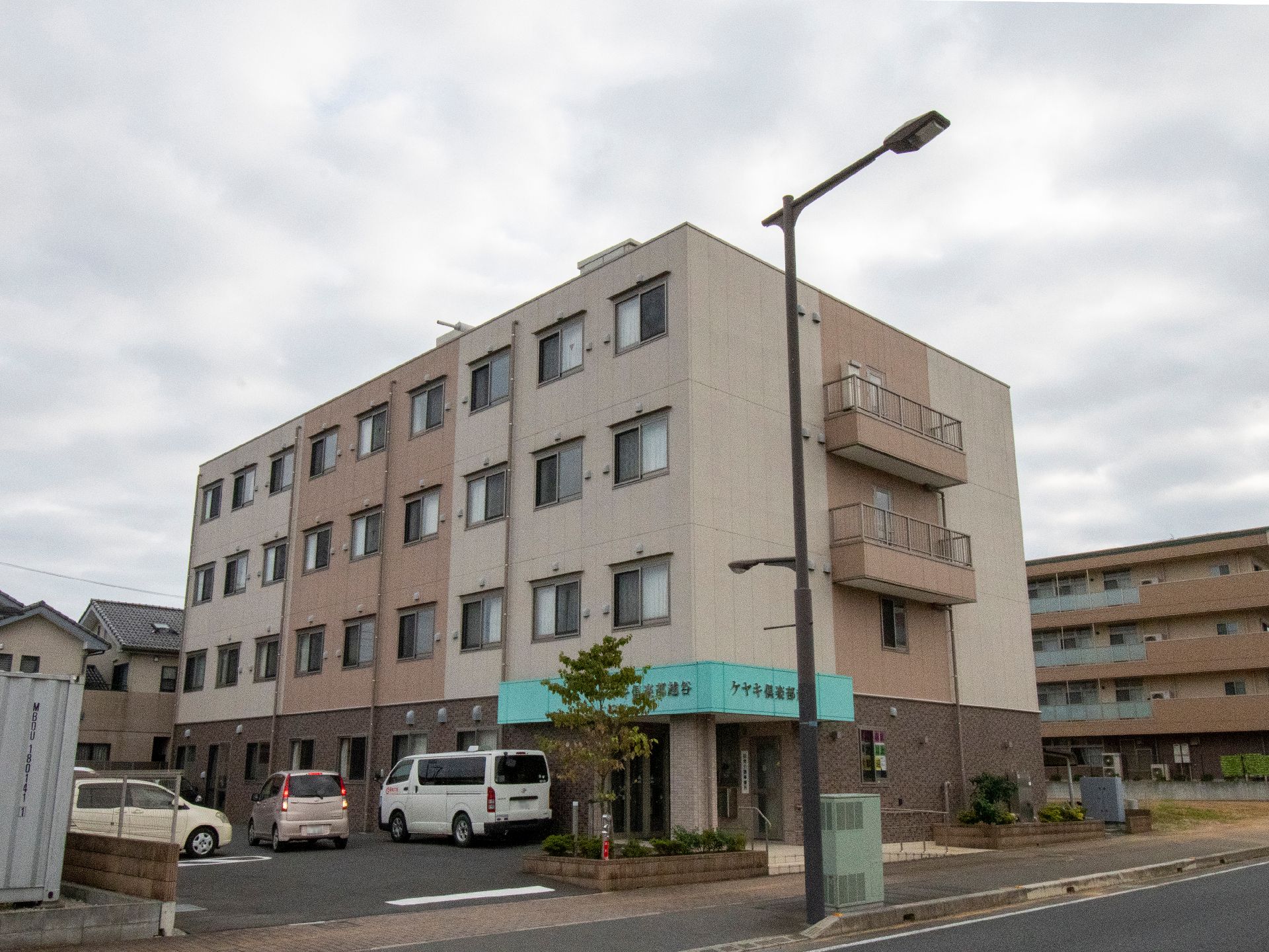 マンションのような形状で、親近感を持てる施設の外観