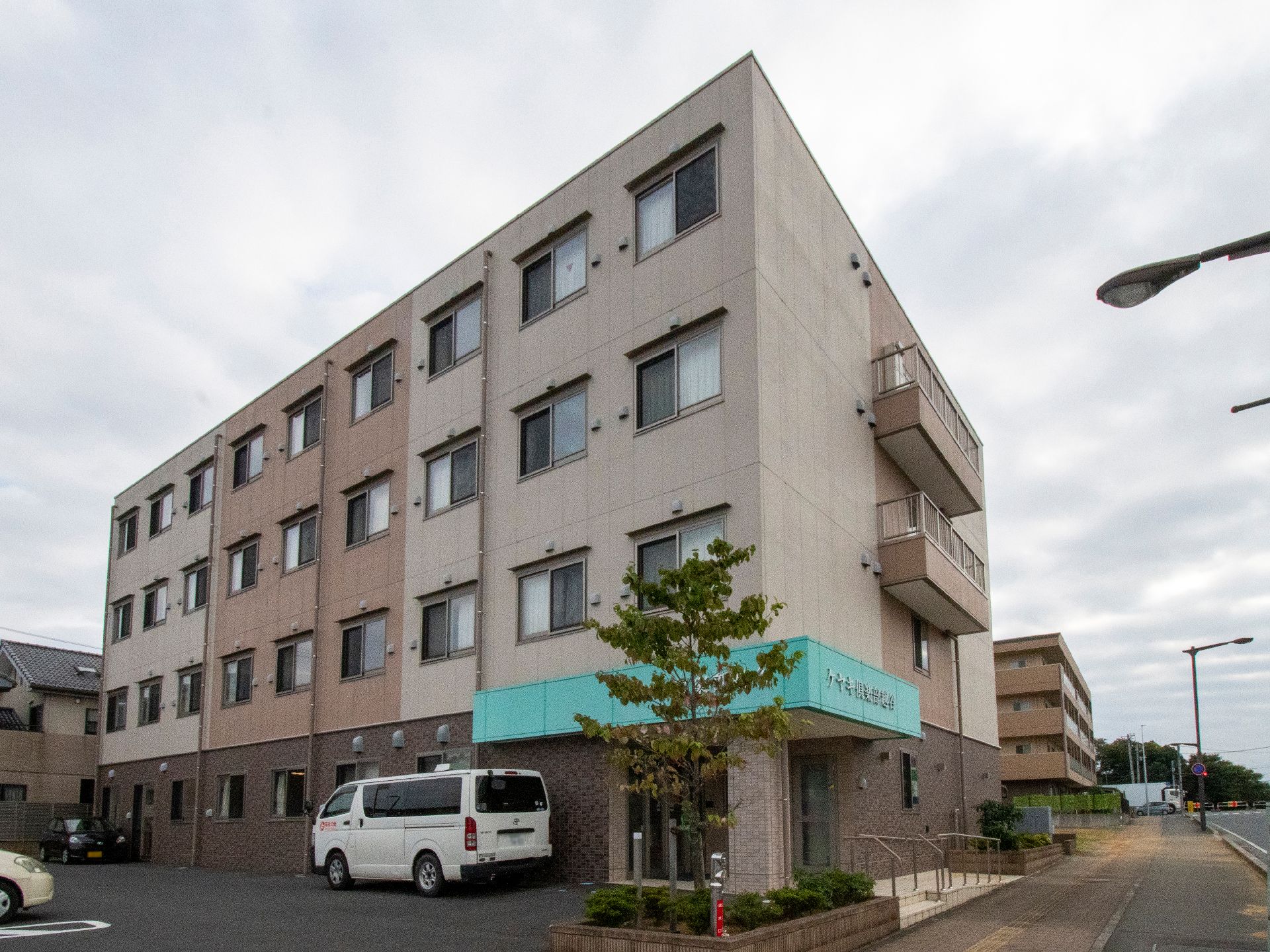 施設の出入り口から見た、施設全体の外観