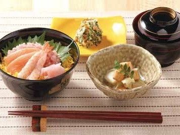 エビとネギトロをのせた海鮮丼と二種の小鉢と汁椀のセット