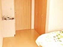 居室にはベッドが備え付けられている。床は木目調になっている。大きな収納があるので、衣服や布団をしまう際に便利である。