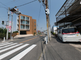 道路と周辺の建物の風景