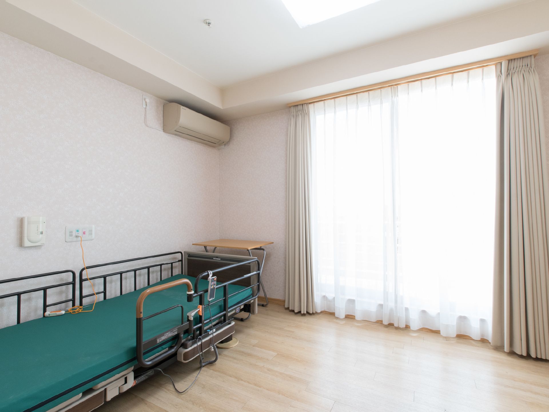 居室のベッドは電動式で起き上がりをサポートできる構造になっていてとても体への負担も少なく使い勝手がいいものになっています。