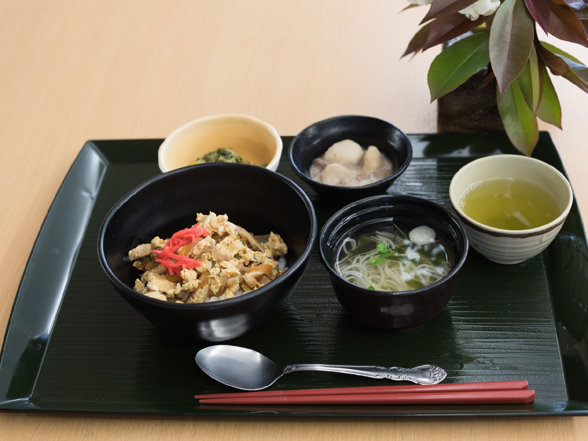 食事はご飯に副菜が一品、小鉢が2品ついたセットになり栄養バランスを重視した食べやすく加工されたものが提供されています。
