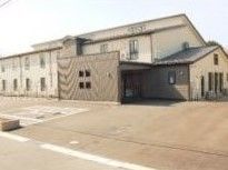 明るく広々とした施設外観
