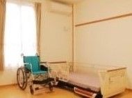 明るい個室と車椅子