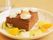 白くて丸いお皿に盛られたケーキには、クリームや季節のフルーツが添えられている。入居者様に人気のデザートである。