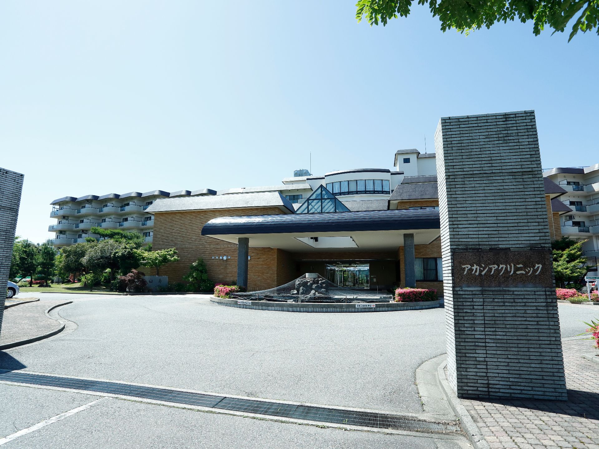 おしゃれな外装が目を引く。敷地内も広く、入り口の道幅も広いので大きな車でもスムーズに出入りすることができる。