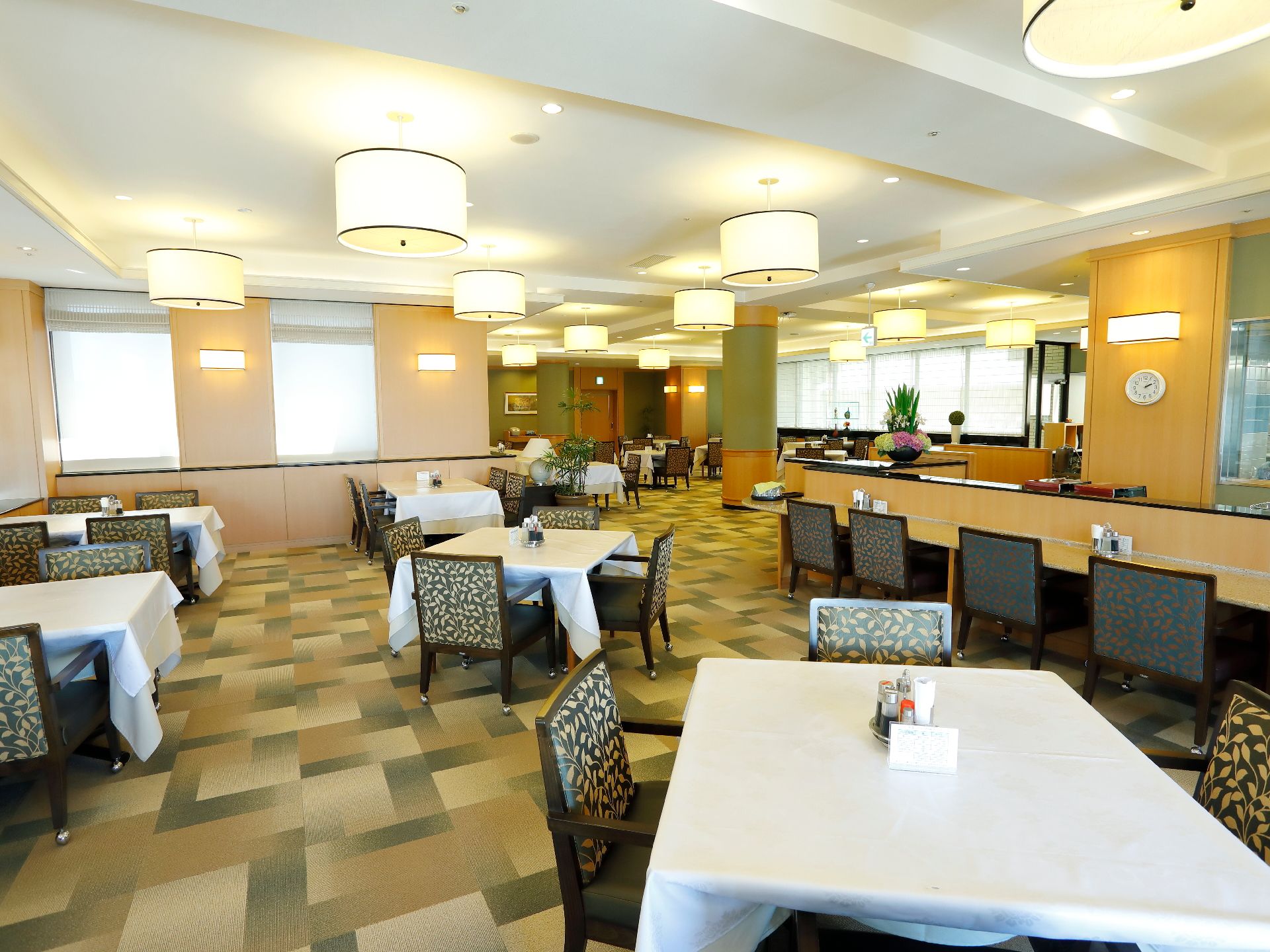 レストランは、車椅子が通れるスペースが十分にあり、利用者が使用するのに快適な造りになっている。カウンターもあり、多くの人数が収容できる。