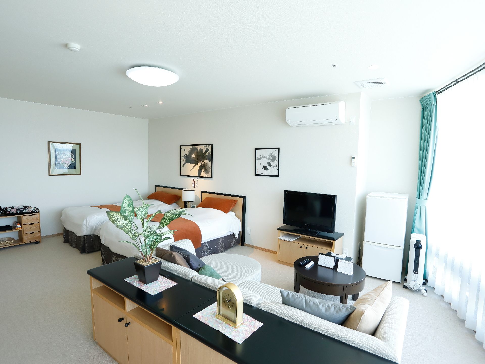 清潔感溢れる室内は白を基調にし、アクセントで黒がポイントとして入れられている部屋には快適に過ごせる要素が詰まっている。