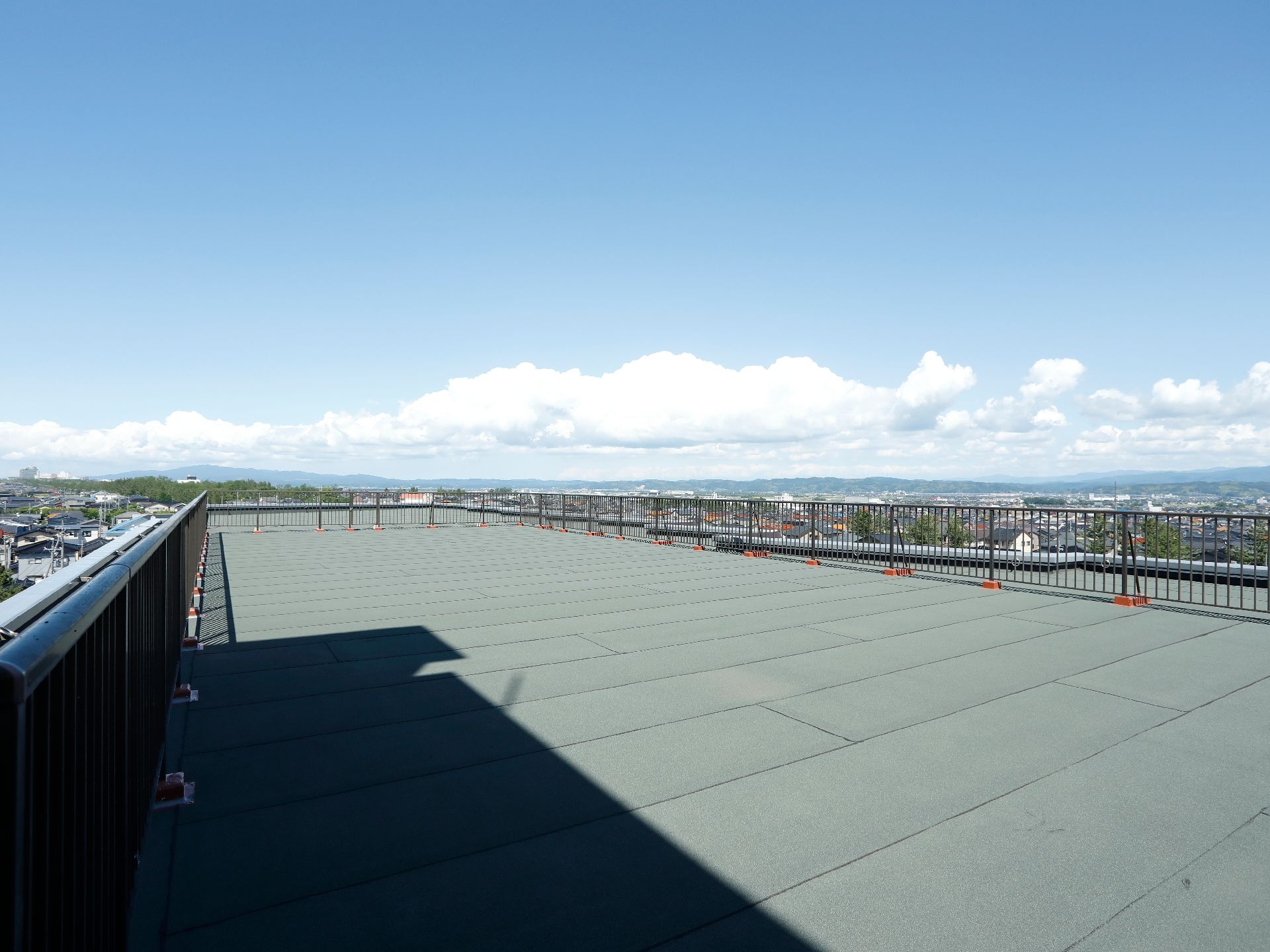 周囲に大きな建物がないため、遠くまで見渡せる展望ポイントである。手すりはもちろん、床は車椅子でも利用しやすような造りになっている。