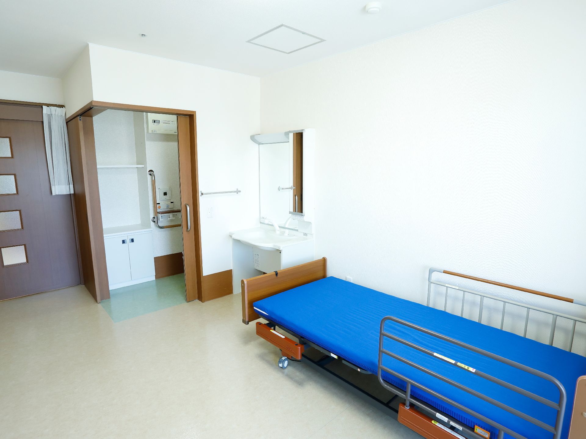 介護が必要な人の個室は、車椅子が出入りできる大きな引き戸と手すりが設置されたトイレがあり、安全面に配慮している。