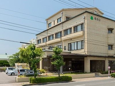 施設には広い駐車スペースを整備している他、玄関前にはバス停があるので、ご家族など来訪者様も訪問しやすい。