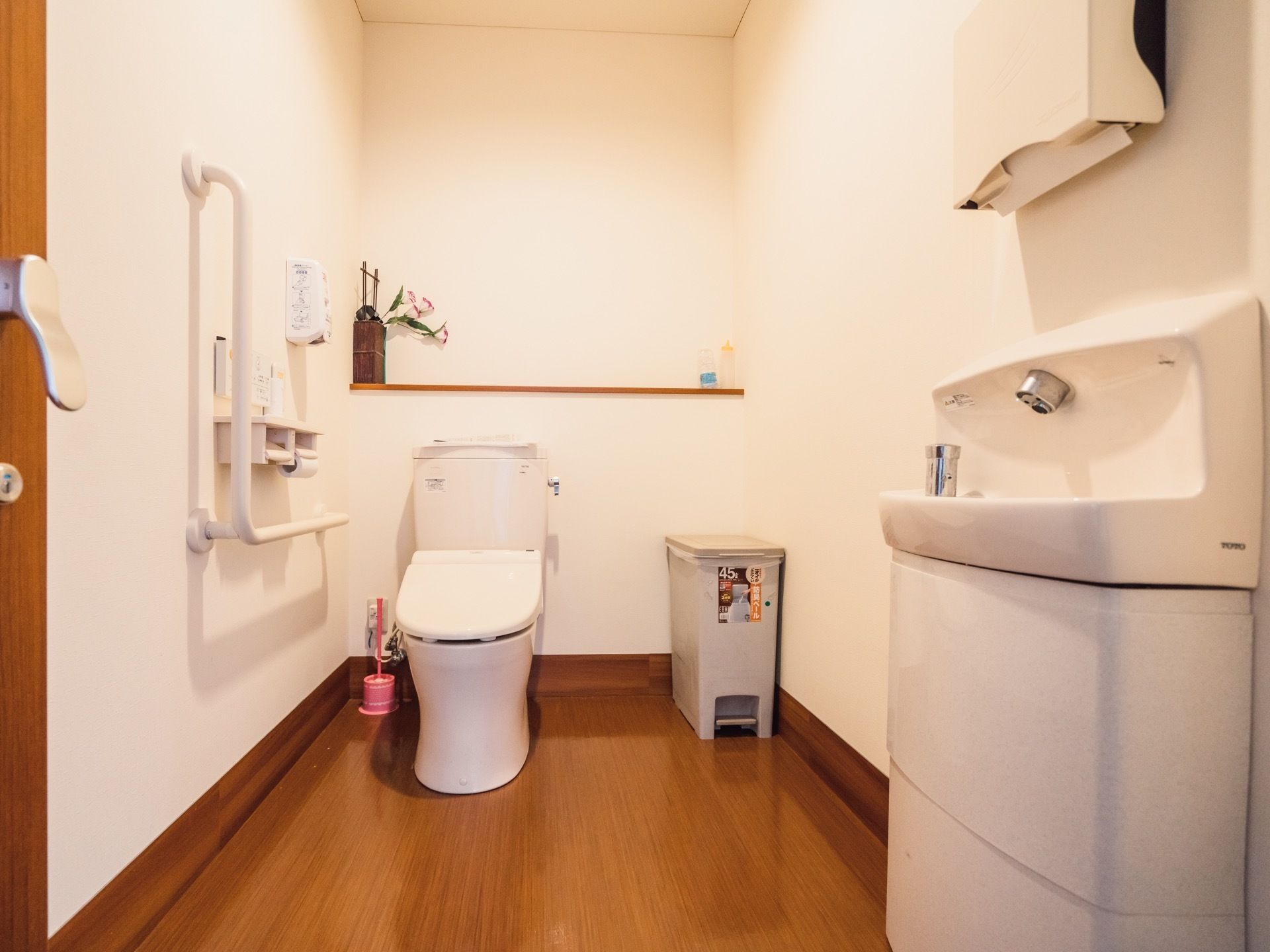 車椅子でもストレスなく移動できる広さのトイレである。洗面台を設置し、トイレ後の手洗いをスムーズに行え、衛生的である。