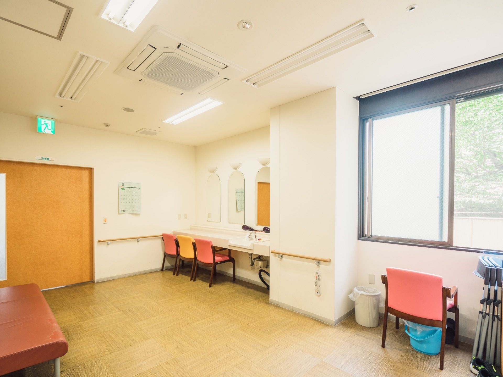 脱衣所には洗面台を設置し、入浴後の身だしなみを整えられる環境を整えている。空調設備を完備し、ヒートショックや熱射病の予防につなげている。