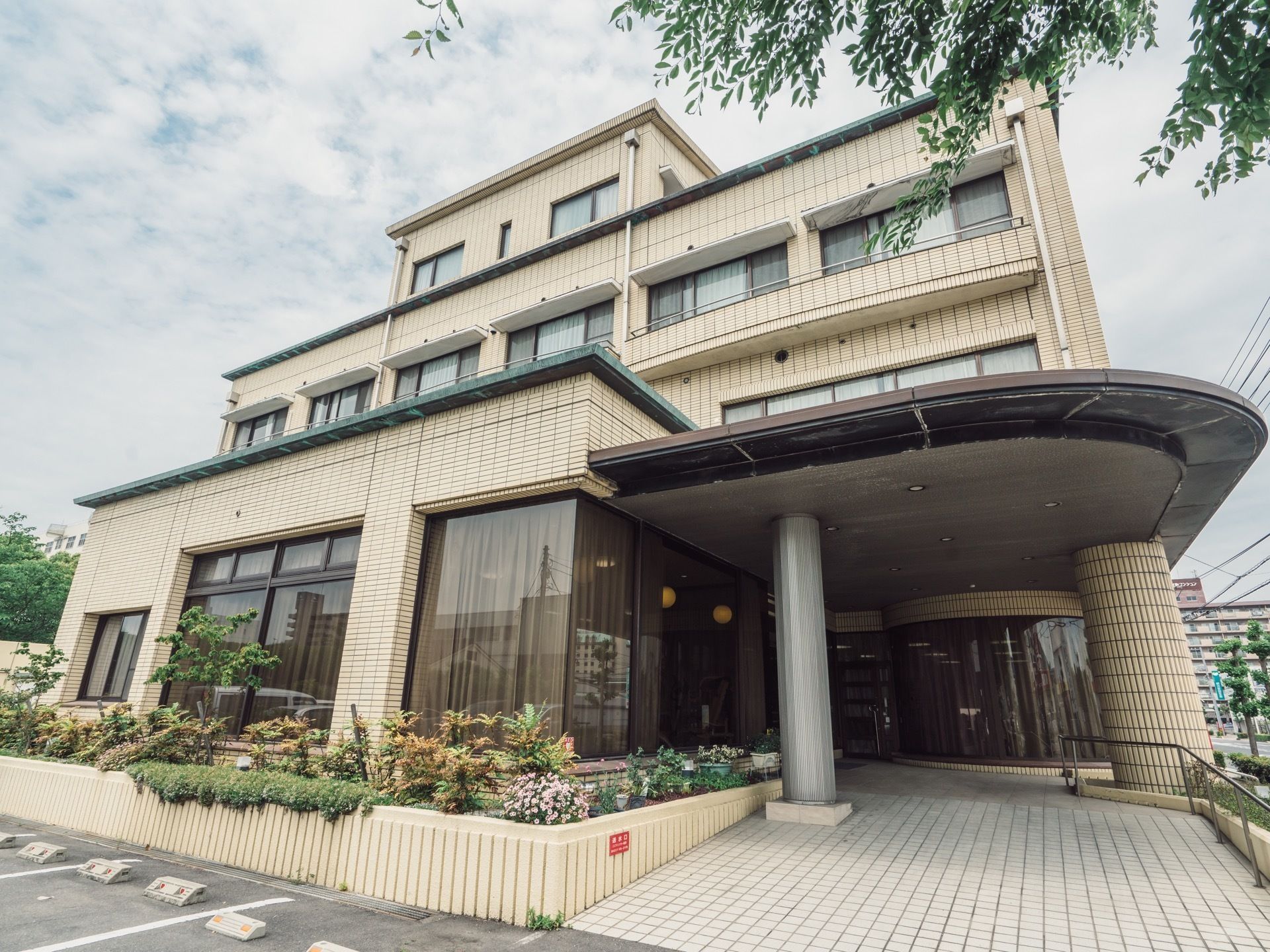 入口には雨除けの大きな屋根を設置している。バリアフリー構造にすることにより、活動的に過ごせる環境を整えている。