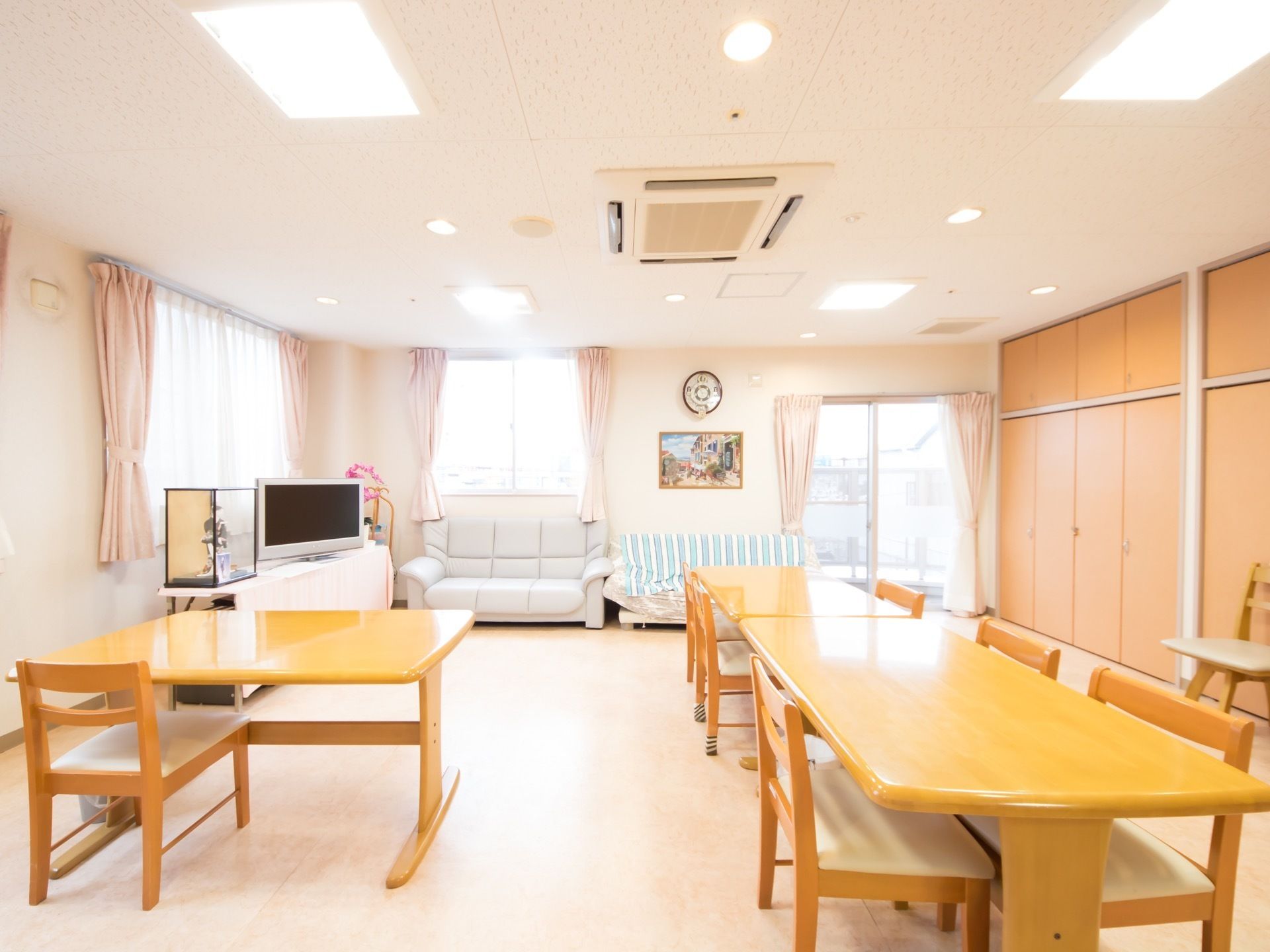 いくつかの座席が設置されているリビング。廊下とは仕切りなくつながっており、窓からはバルコニーに出られる。