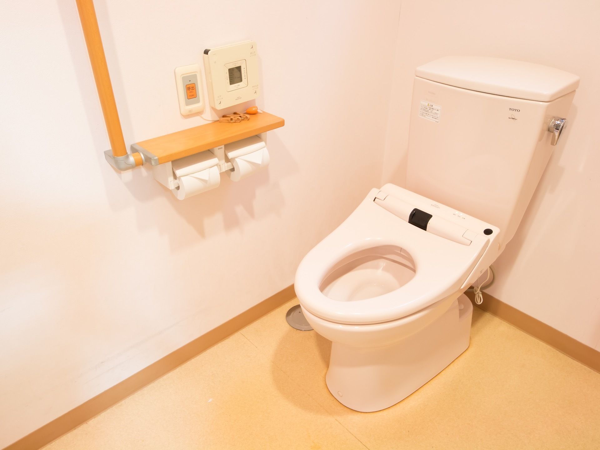 トイレには、温水洗浄便座器や呼び出しブザーが設置されている。快適に使用することができ、安全に配慮されている。
